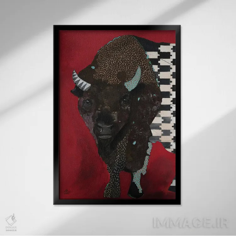 تابلو دکوراتیو گاومیش روی زمینه قرمز اثر امیلی رید - نمای قابدار مشکی