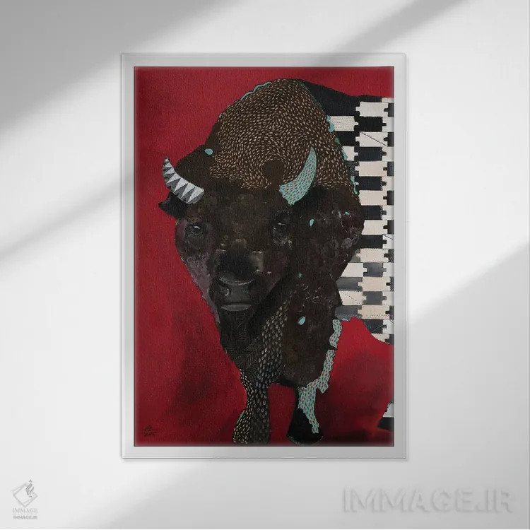 تابلو دکوراتیو گاومیش روی زمینه قرمز اثر امیلی رید - نمای قابدار سفید