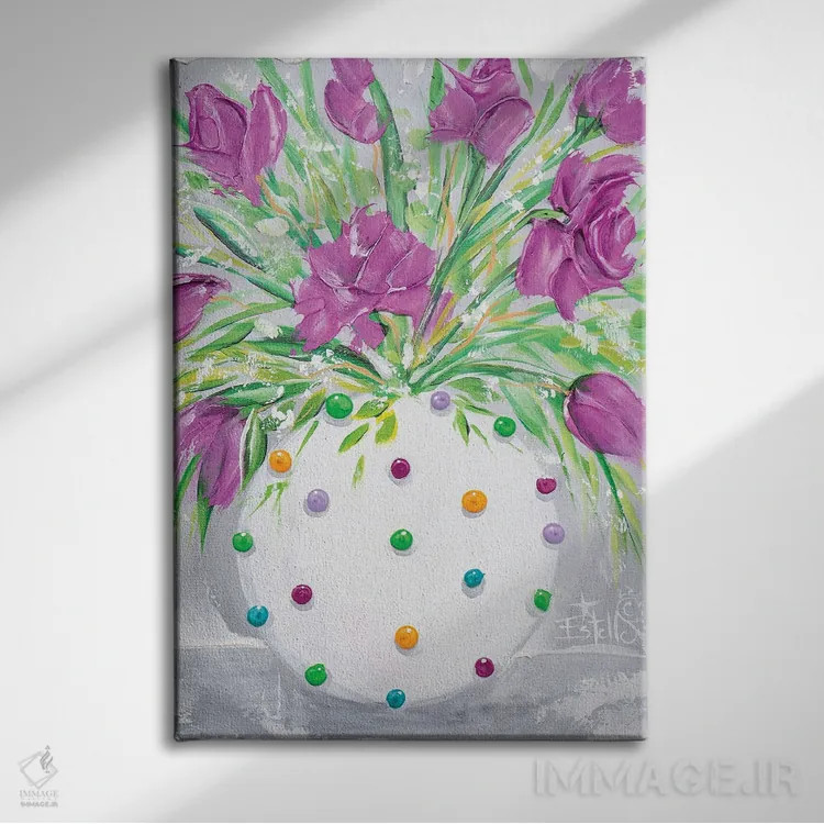 تابلو دکوراتیو گلدان بنفش خال خالی اثر استل گرنگس - نمای روبهرو روی دیوار