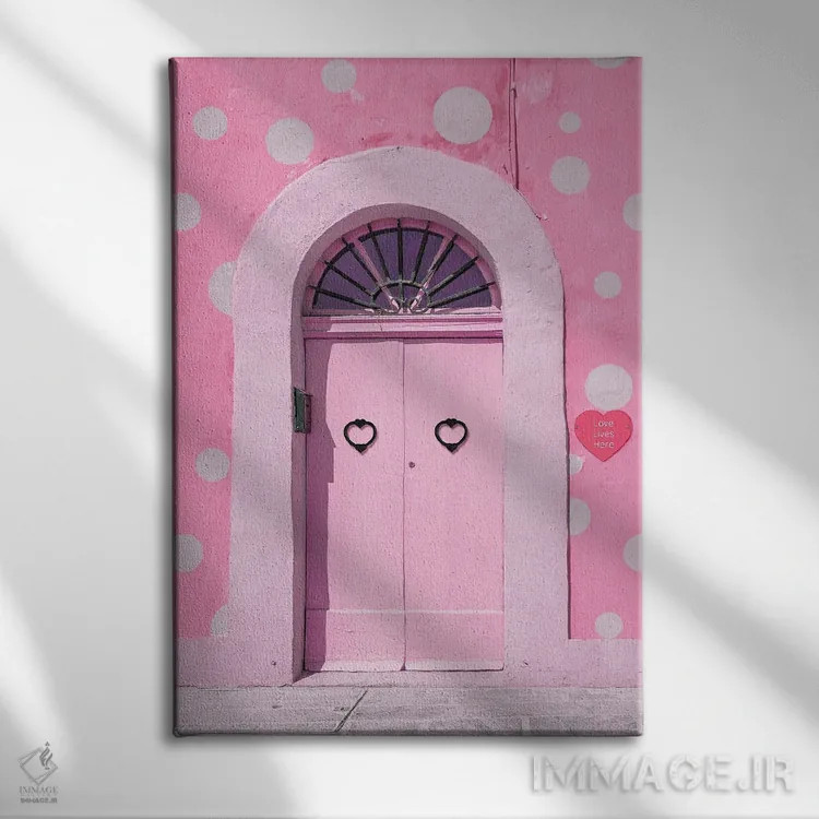 تابلو دکوراتیو عشق اینجا زندگی می کند اثر ارین سامر - نمای روبهرو روی دیوار
