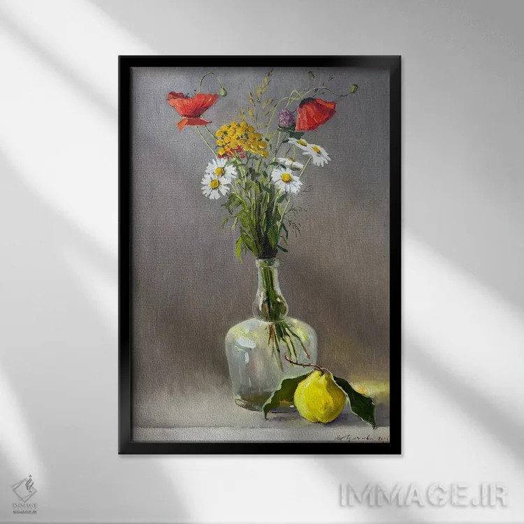 تابلو دکوراتیو طبیعت بی جان با گل های وحشی و سیب ۲ اثر اوگنیا مکانوا - نمای قابدار مشکی