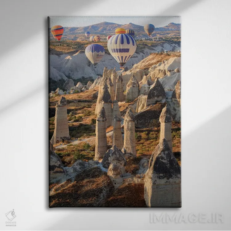 تابلو دکوراتیو ترکیه، آناتولی، کاپادوکیا، گورمه. بالن های هوای گرم بالای… اثر امیلی ویلسون - نمای روبهرو روی دیوار