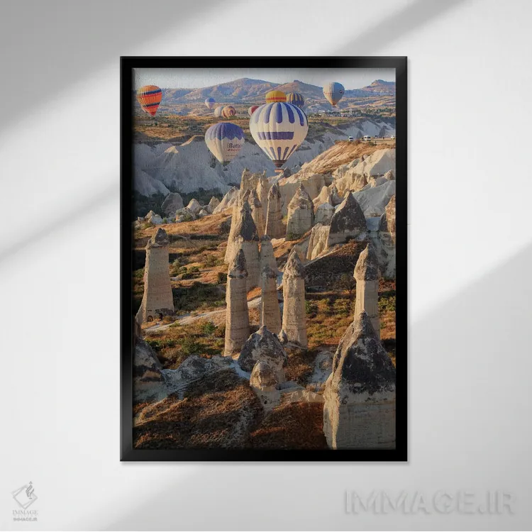 تابلو دکوراتیو ترکیه، آناتولی، کاپادوکیا، گورمه. بالن های هوای گرم بالای… اثر امیلی ویلسون - نمای قابدار مشکی