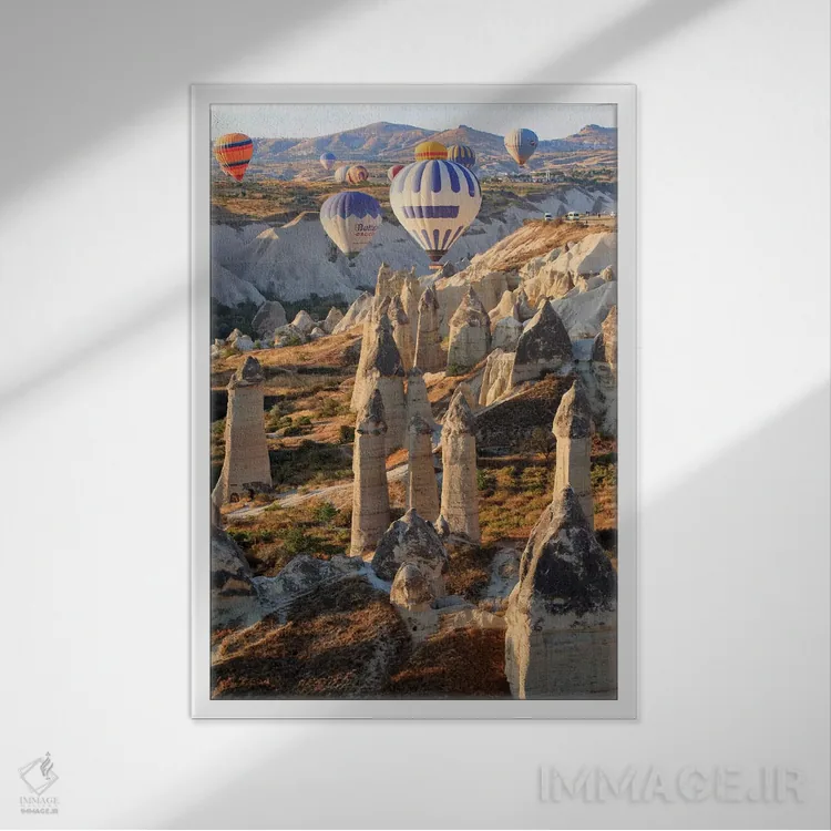 تابلو دکوراتیو ترکیه، آناتولی، کاپادوکیا، گورمه. بالن های هوای گرم بالای… اثر امیلی ویلسون - نمای قابدار سفید