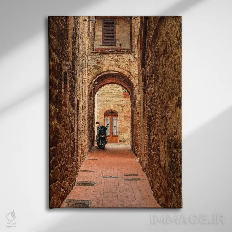 تابلو دکوراتیو ایتالیا، سان جیمیگنانو. کوچه با موتورسیکلت اثر امیلی ویلسون - نمای روبهرو روی دیوار