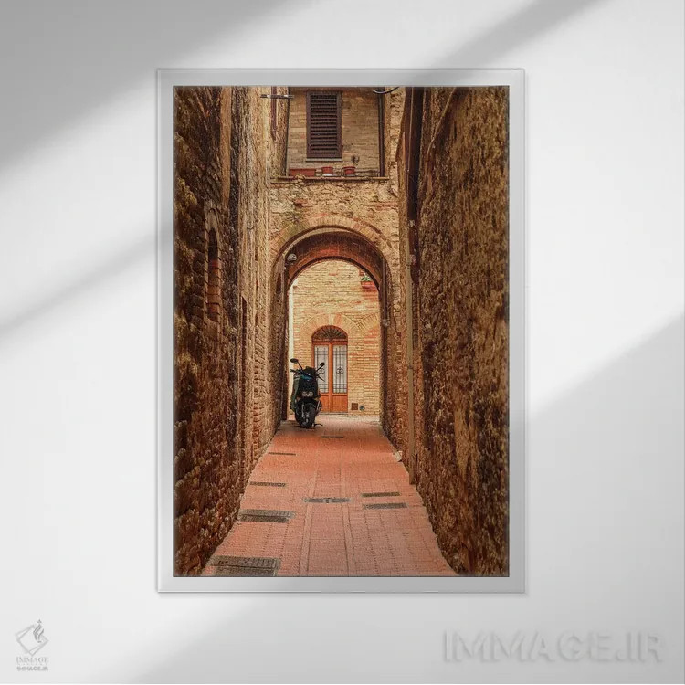 تابلو دکوراتیو ایتالیا، سان جیمیگنانو. کوچه با موتورسیکلت اثر امیلی ویلسون - نمای قابدار سفید