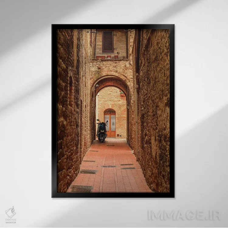تابلو دکوراتیو ایتالیا، سان جیمیگنانو. کوچه با موتورسیکلت اثر امیلی ویلسون - نمای قابدار مشکی