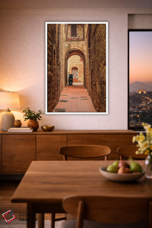 تابلو دکوراتیو ایتالیا، سان جیمیگنانو. کوچه با موتورسیکلت اثر امیلی ویلسون - D1W