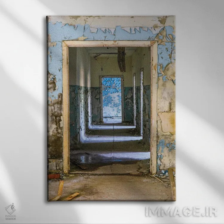 تابلو دکوراتیو اوکراین، پریپیات، چرنوبیل. راهرو رهاشده ساختمان بیمارستان اثر امیلی ویلسون - نمای روبهرو روی دیوار