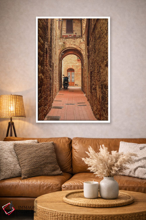 تابلو دکوراتیو ایتالیا، سان جیمیگنانو. کوچه با موتورسیکلت اثر امیلی ویلسون - D2W