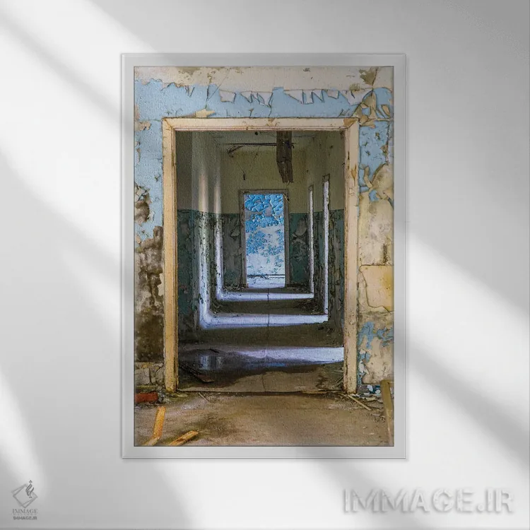 تابلو دکوراتیو اوکراین، پریپیات، چرنوبیل. راهرو رهاشده ساختمان بیمارستان اثر امیلی ویلسون - نمای قابدار سفید