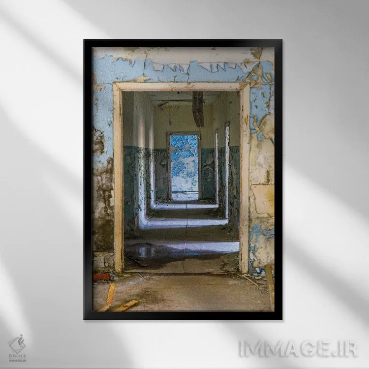 تابلو دکوراتیو اوکراین، پریپیات، چرنوبیل. راهرو رهاشده ساختمان بیمارستان اثر امیلی ویلسون - نمای قابدار مشکی