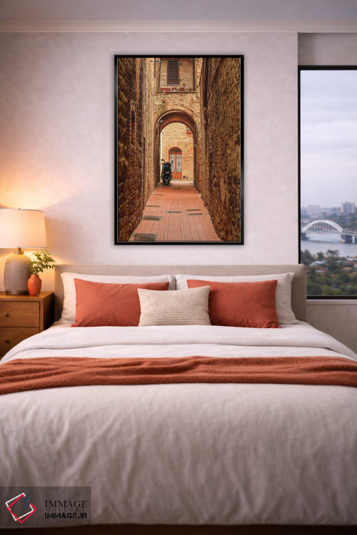 تابلو دکوراتیو ایتالیا، سان جیمیگنانو. کوچه با موتورسیکلت اثر امیلی ویلسون - D5B