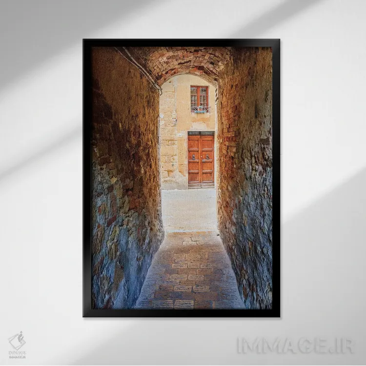 تابلو دکوراتیو ایتالیا، توسکانی، استان سینا، کیوسوره. شهر تپه ای. گذرگاه… اثر امیلی ویلسون - نمای قابدار مشکی