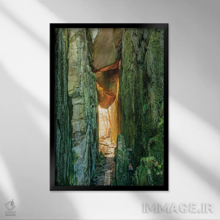 تابلو دکوراتیو سوئد، استان بوهوسلان. مسیری میان صخره های گوه ای نزدیک اود… اثر امیلی ویلسون - نمای قابدار مشکی