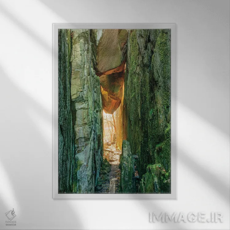 تابلو دکوراتیو سوئد، استان بوهوسلان. مسیری میان صخره های گوه ای نزدیک اود… اثر امیلی ویلسون - نمای قابدار سفید