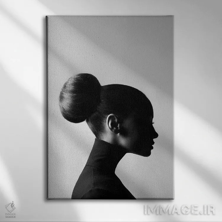 تابلو دکوراتیو از گردن به بالا اثر دیزاین فابریکن - نمای روبهرو روی دیوار