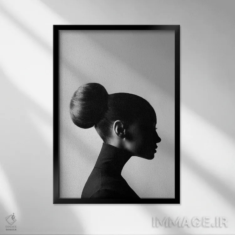 تابلو دکوراتیو از گردن به بالا اثر دیزاین فابریکن - نمای قابدار مشکی