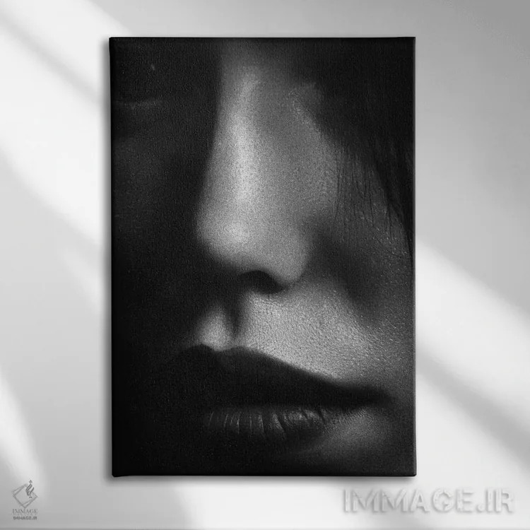 تابلو دکوراتیو چهره ۲ اثر دیزاین فابریکن - نمای روبهرو روی دیوار