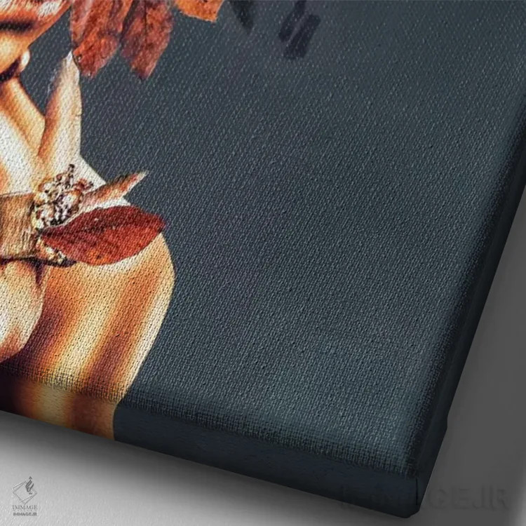 تابلو دکوراتیو مد طلایی ۱ اثر دیزاین فابریکن - نمای نزدیک بافت بوم