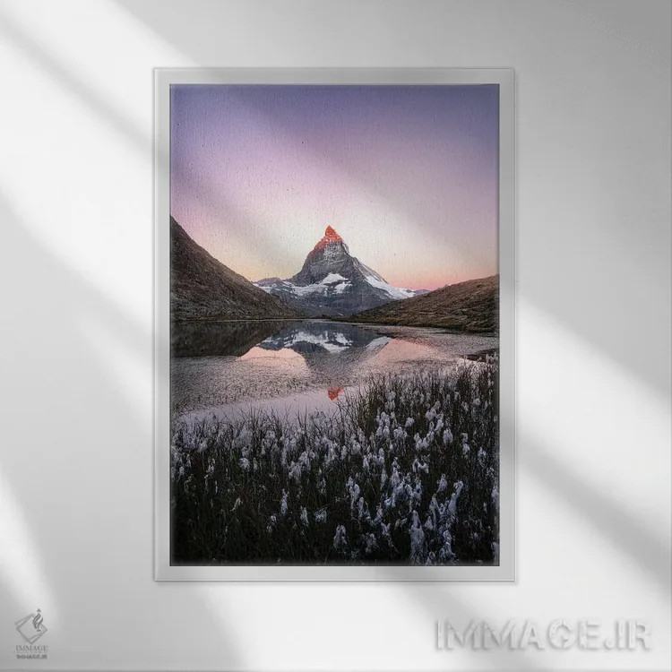 تابلو دکوراتیو آن نیرومند اثر فابیو آنتنور - نمای قابدار سفید