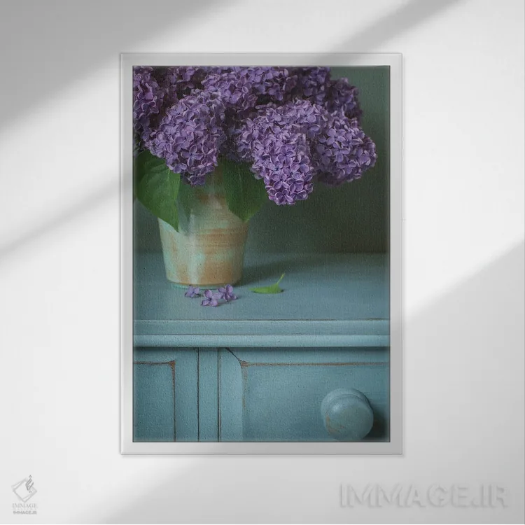 تابلو دکوراتیو طبیعت بی جان یاس بنفش اثر آلیسون فنل - نمای قابدار سفید