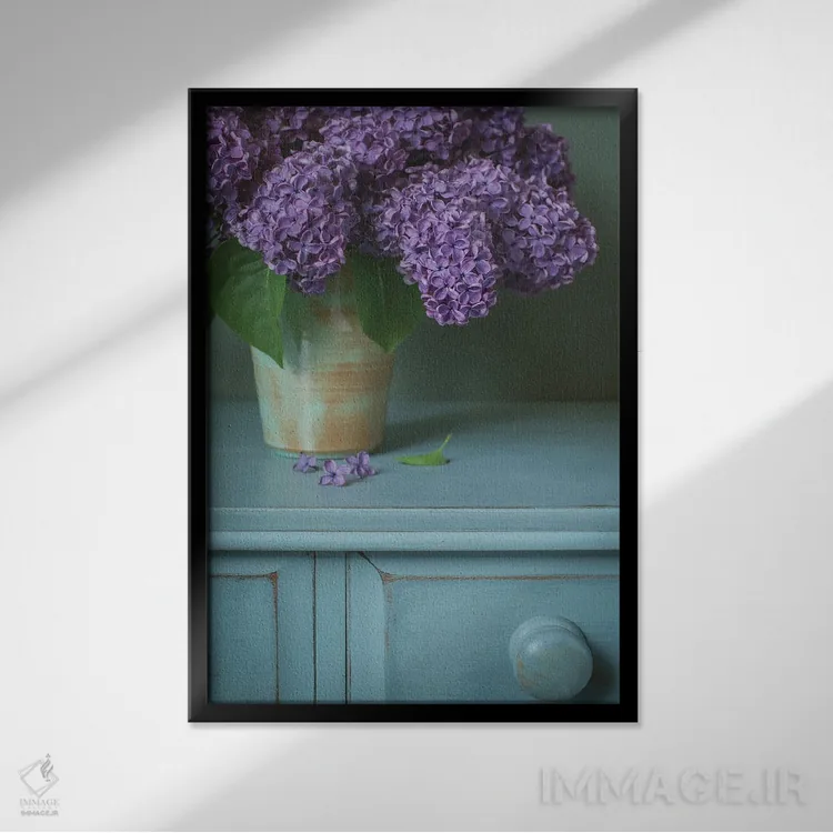 تابلو دکوراتیو طبیعت بی جان یاس بنفش اثر آلیسون فنل - نمای قابدار مشکی