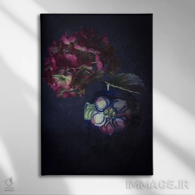 تابلو دکوراتیو ادریسی و گلدان مورکرافت اثر آلیسون فنل - نمای روبهرو روی دیوار