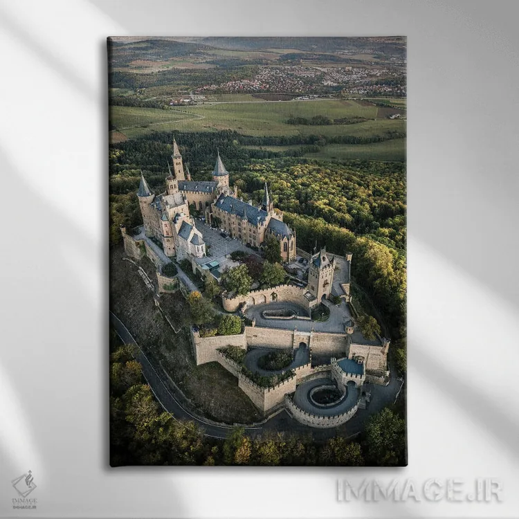 تابلو دکوراتیو قلعه بر فراز تپه دو اثر فابیان فورتمن - نمای روبهرو روی دیوار