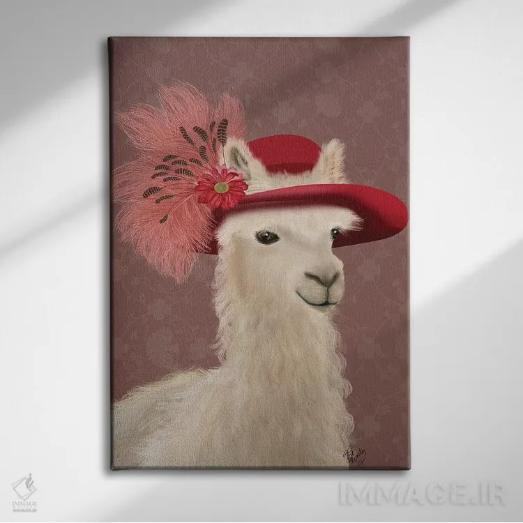 تابلو دکوراتیو لاما با کلاه پر قرمز اثر فب فانکی - نمای روبهرو روی دیوار