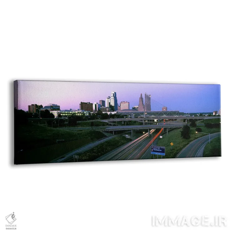 تابلو دکوراتیو تقاطع بزرگراه و افق شهری در غروب، کانزاس سیتی، میزوری… اثر پانورامیک ایمجز - نمای پرسپکتیو محصول
