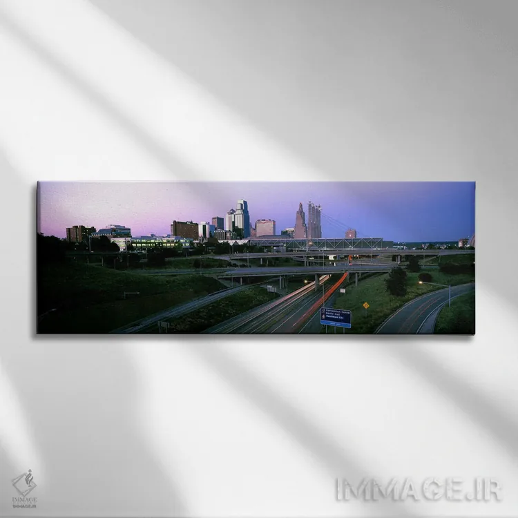 تابلو دکوراتیو تقاطع بزرگراه و افق شهری در غروب، کانزاس سیتی، میزوری… اثر پانورامیک ایمجز - نمای روبهرو روی دیوار