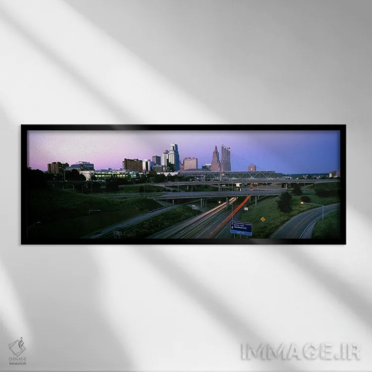تابلو دکوراتیو تقاطع بزرگراه و افق شهری در غروب، کانزاس سیتی، میزوری… اثر پانورامیک ایمجز - نمای قابدار مشکی