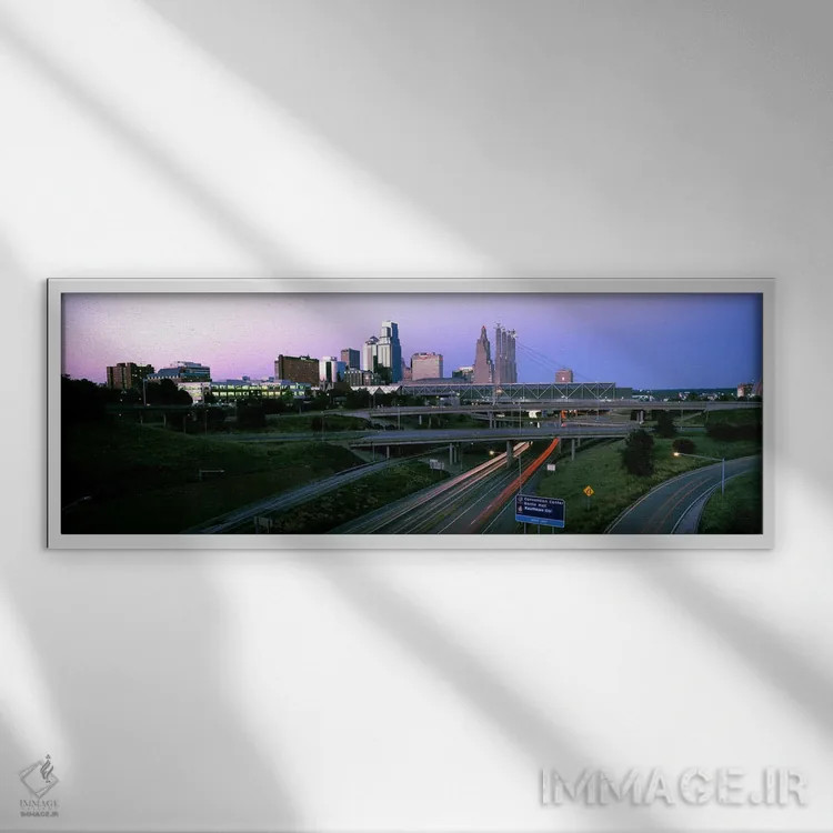 تابلو دکوراتیو تقاطع بزرگراه و افق شهری در غروب، کانزاس سیتی، میزوری… اثر پانورامیک ایمجز - نمای قابدار سفید
