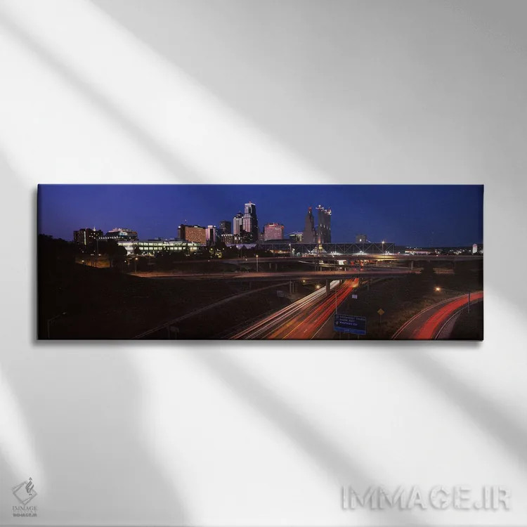 تابلو دکوراتیو تقاطع بزرگراه و افق شهری در غروب، کانزاس سیتی، میزوری… اثر پانورامیک ایمجز - نمای روبهرو روی دیوار