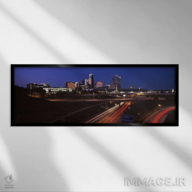 تابلو دکوراتیو تقاطع بزرگراه و افق شهری در غروب، کانزاس سیتی، میزوری… اثر پانورامیک ایمجز - نمای قابدار مشکی