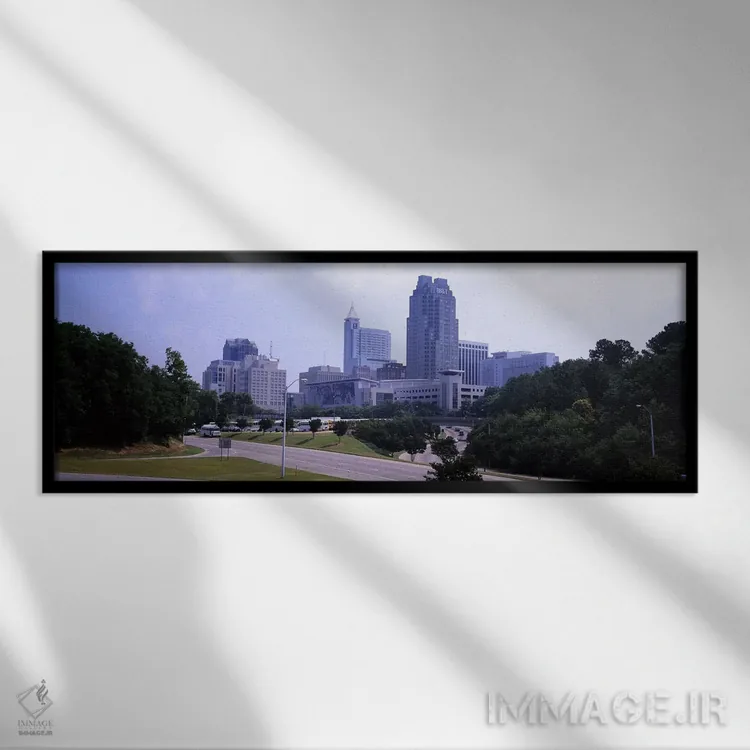 تابلو دکوراتیو صحنه خیابانی با ساختمان ها در یک شهر، رالی، شهرستان ویک… اثر پانورامیک ایمجز - نمای قابدار مشکی