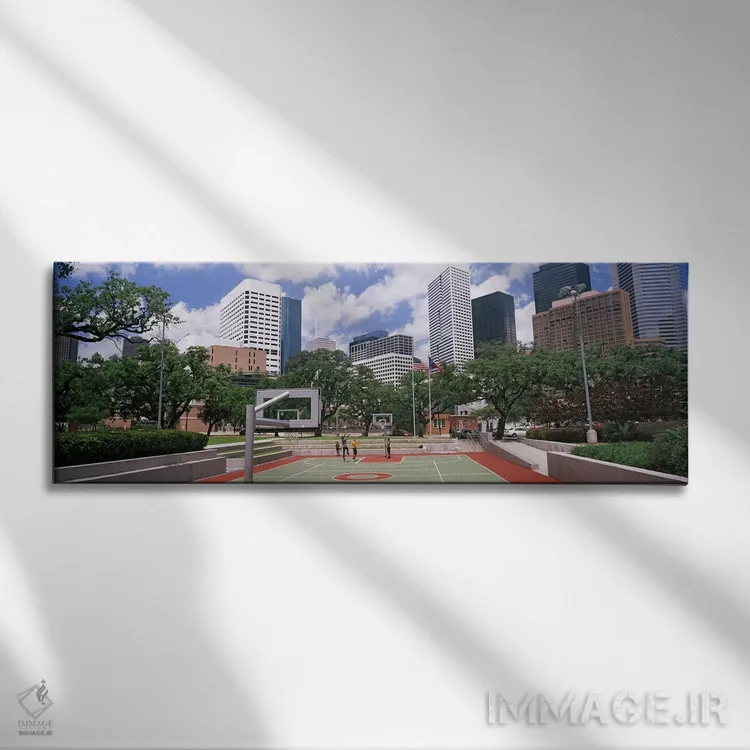 تابلو دکوراتیو زمین بسکتبال با آسمان خراش ها در پس زمینه، هیوستون، تگز… اثر پانورامیک ایمجز - نمای روبهرو روی دیوار