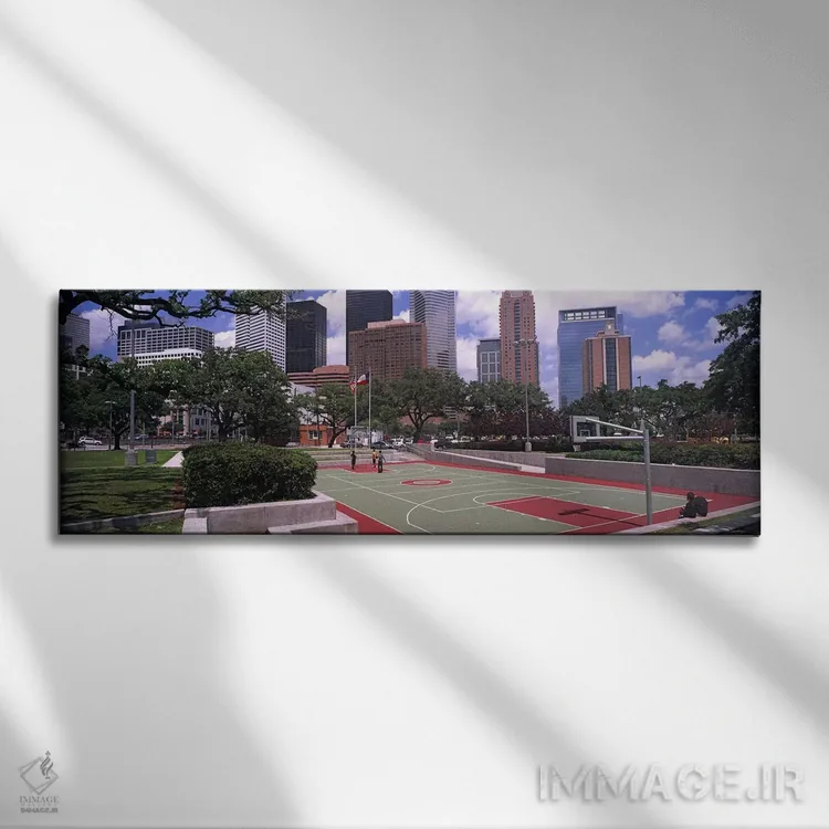 تابلو دکوراتیو زمین بسکتبال با آسمان خراش ها در پس زمینه، هیوستون، تگز… اثر پانورامیک ایمجز - نمای روبهرو روی دیوار