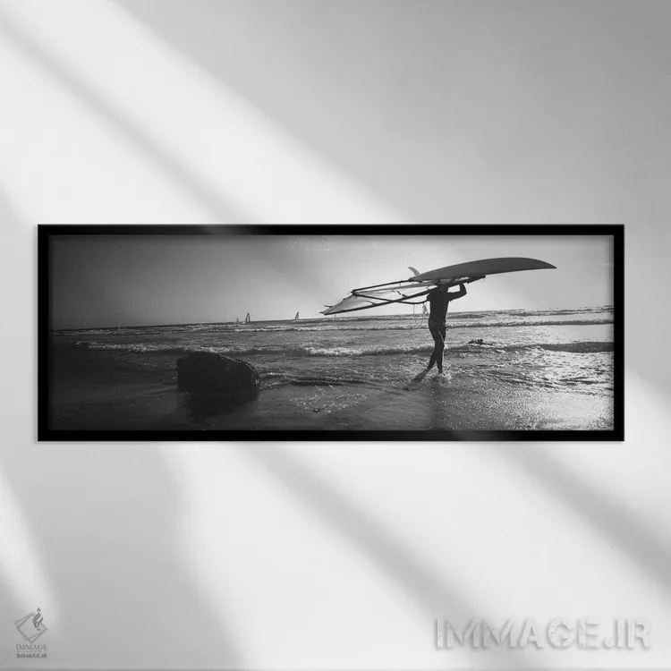 تابلو دکوراتیو Santa Cruz, California, USA" - "مردی که تخته موج سواری… اثر پانورامیک ایمجز - نمای قابدار مشکی