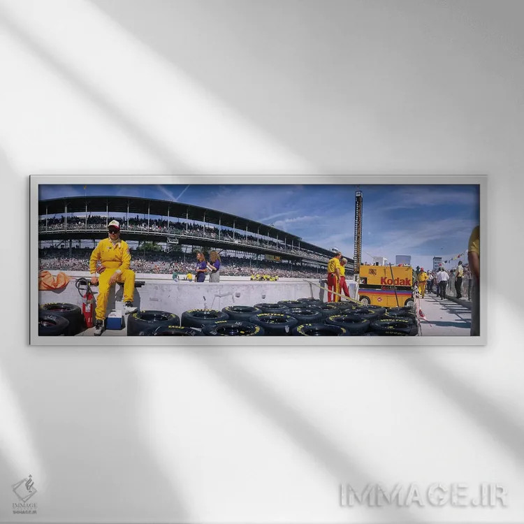 تابلو دکوراتیو رانندگان خودروهای موتوری در حال آماده شدن برای مسابقه… اثر پانورامیک ایمجز - نمای قابدار سفید