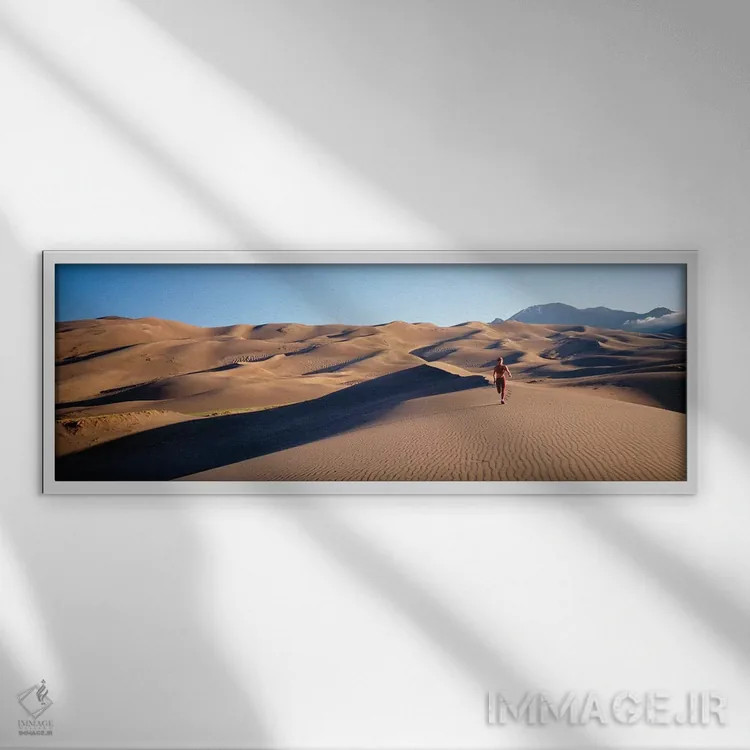 تابلو دکوراتیو نمای نزدیک از زن در حال دویدن در صحرای، یادبود ملی تپه… اثر پانورامیک ایمجز - نمای قابدار سفید