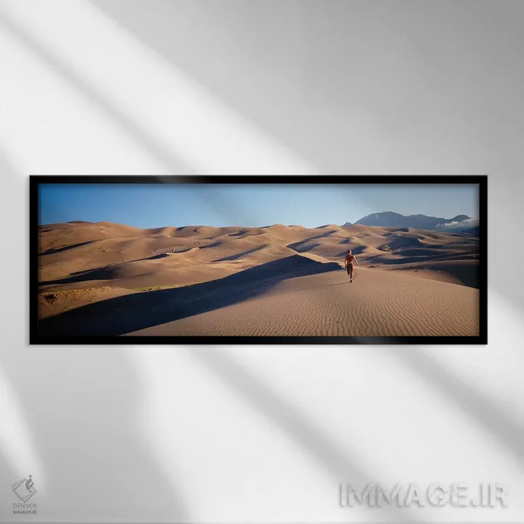 تابلو دکوراتیو نمای نزدیک از زن در حال دویدن در صحرای، یادبود ملی تپه… اثر پانورامیک ایمجز - نمای قابدار مشکی