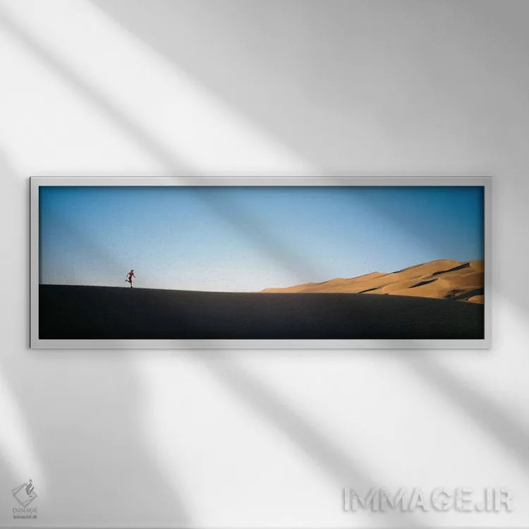 تابلو دکوراتیو نمای از زاویه پایین از زن در حال دویدن در صحرای، یادبود… اثر پانورامیک ایمجز - نمای قابدار سفید