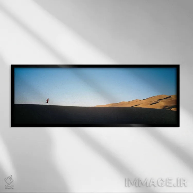 تابلو دکوراتیو نمای از زاویه پایین از زن در حال دویدن در صحرای، یادبود… اثر پانورامیک ایمجز - نمای قابدار مشکی