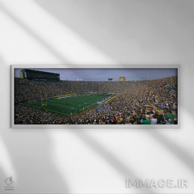 تابلو دکوراتیو ورودی تیم، استادیوم نوتردام، شهرستان سنت جوزف، ایندیانا… اثر پانورامیک ایمجز - نمای قابدار سفید