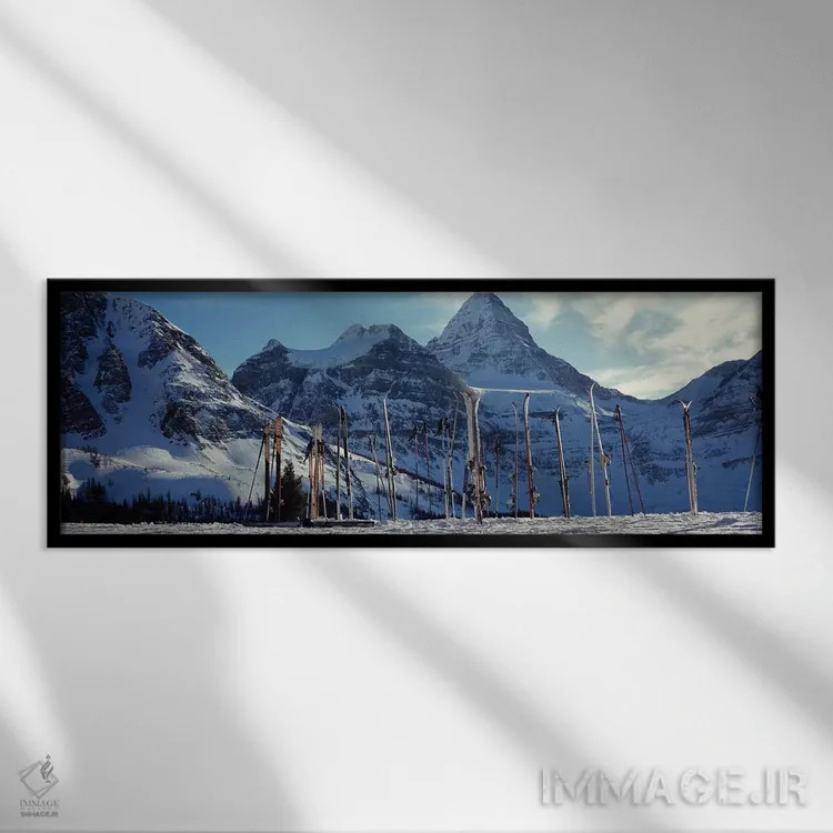 تابلو دکوراتیو اسکی ها و چوب های اسکی روی چشم انداز پوشیده از برف، کوه… اثر پانورامیک ایمجز - نمای قابدار مشکی