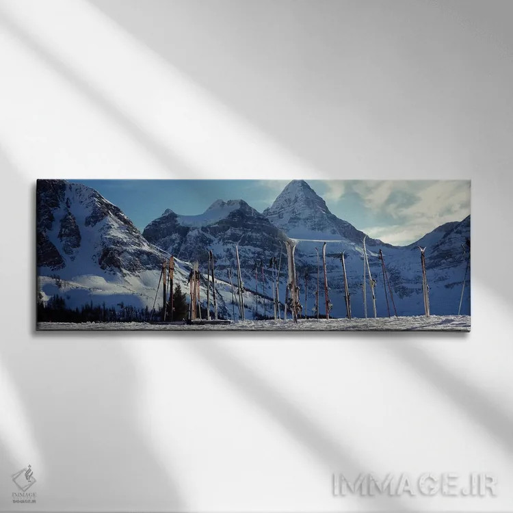 تابلو دکوراتیو اسکی ها و چوب های اسکی روی چشم انداز پوشیده از برف، کوه… اثر پانورامیک ایمجز - نمای روبهرو روی دیوار