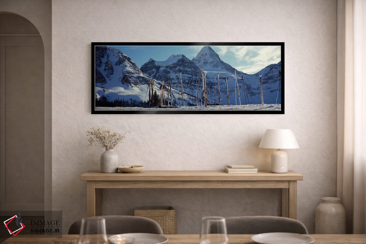 تابلو دکوراتیو اسکی ها و چوب های اسکی روی چشم انداز پوشیده از برف، کوه… اثر پانورامیک ایمجز - D2B