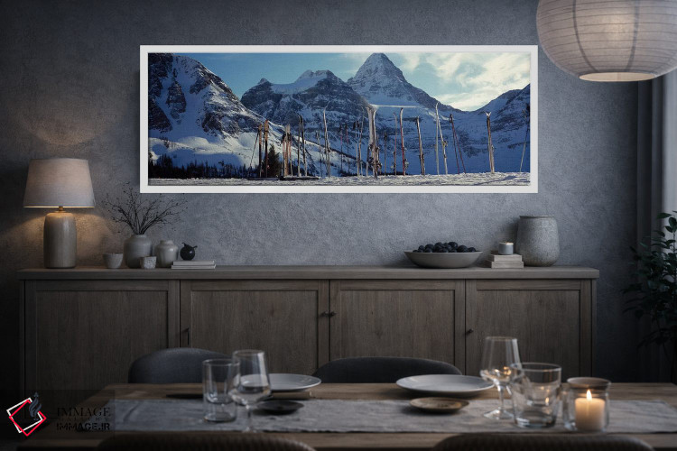 تابلو دکوراتیو اسکی ها و چوب های اسکی روی چشم انداز پوشیده از برف، کوه… اثر پانورامیک ایمجز - D4W